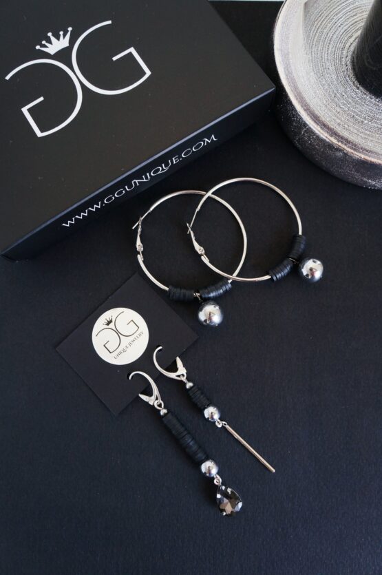 Circle earrings with black details