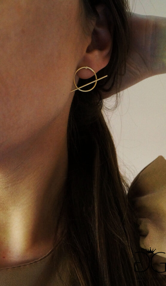 Minimalist Gold plated round earrings with stripe , round bar earrings