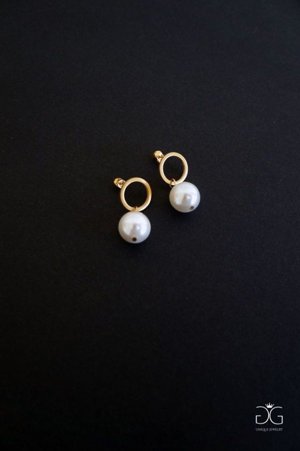 Gold plated circles with swarovski pearls