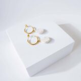 Round gold plated earrings with natural keshi pearls - GG Unique