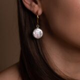 Round gold plated earrings with natural keshi pearls - GG Unique