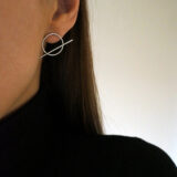Minimalist silver plated round earrings with stripe - GG UNIQUE