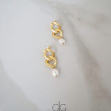 Trendy massive chain and freshwater pearl earrings GG UNIQUE