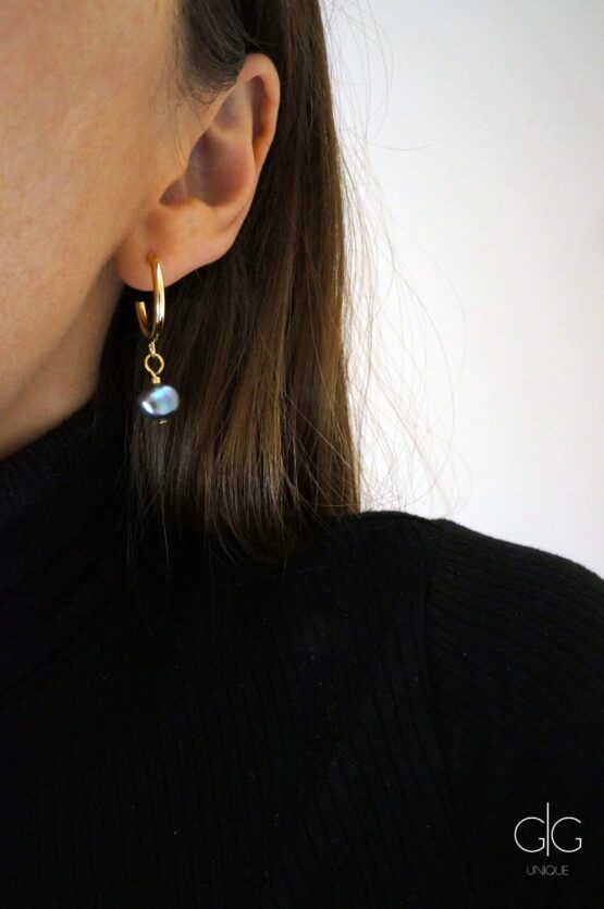 Mini golden hoop earrings with dark fresh-water pearls GG UNIQUE