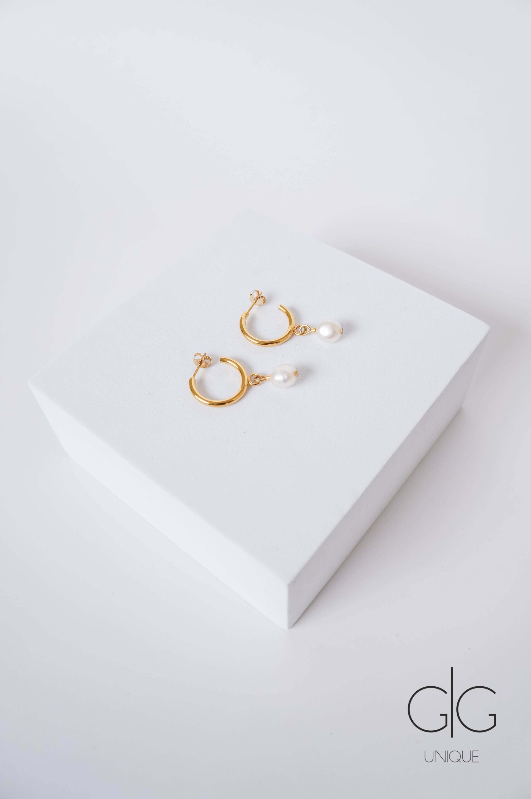 Mini golden hoop earrings with fresh-water pearls - GG Unique
