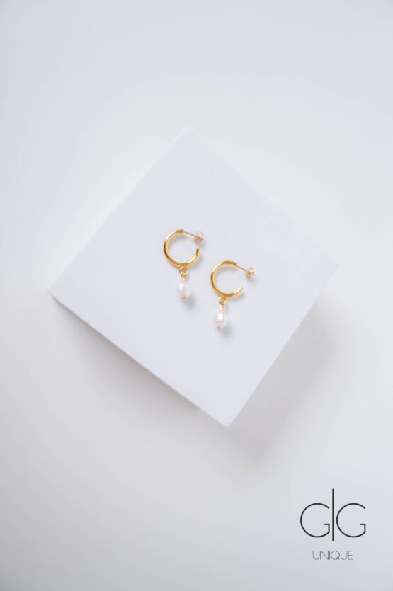 Mini golden hoop earrings with fresh-water pearls - GG Unique