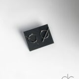Minimalist silver plated round earrings with stripe - GG Unique