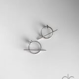 Minimalist silver plated round earrings with stripe - GG Unique