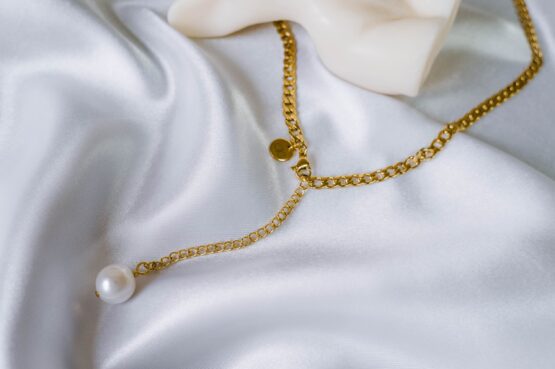 Gold color necklace with a freshwater pearl - GG Unique