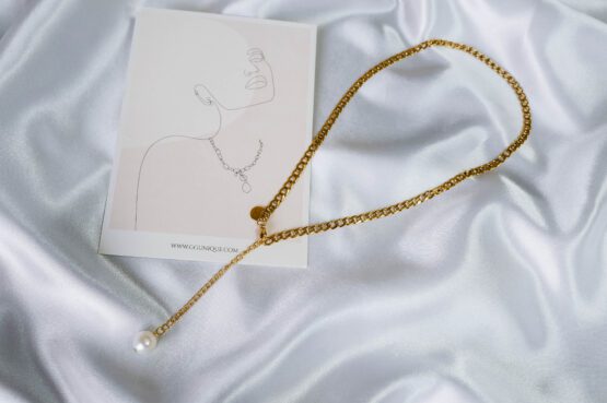 Gold color necklace with a freshwater pearl - GG Unique