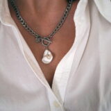 Large trendy chain and white pearl mass necklace - GG UNIQUE