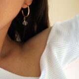 Stylish golden hoop earrings with mountain crystals - GG UNIQUE