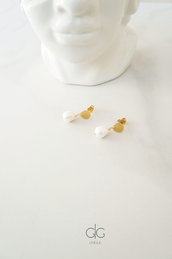 Minimal fresh-water pearls hanging earrings - GG UNIQUE