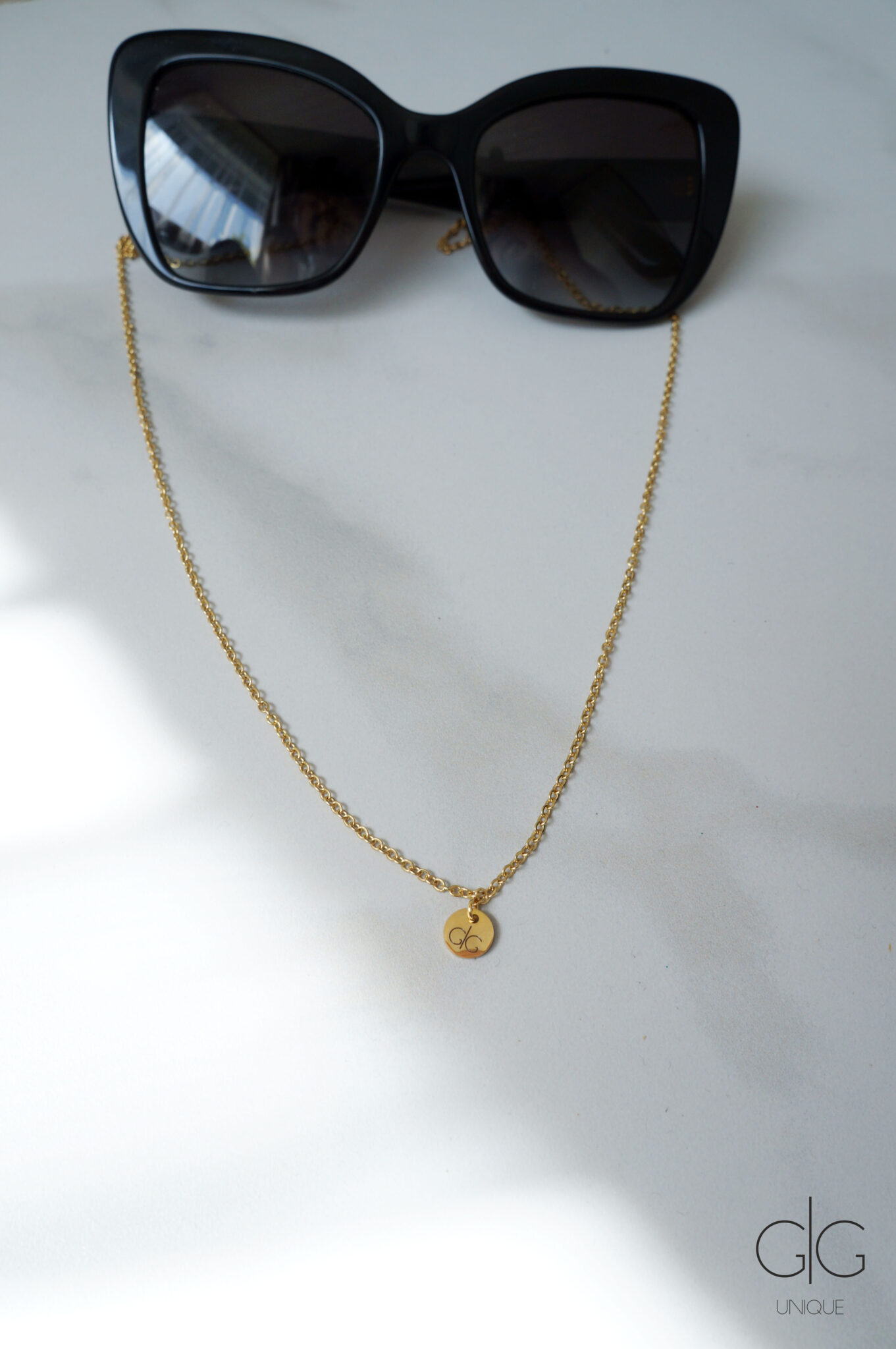 Minimal and trendy glasses chain
