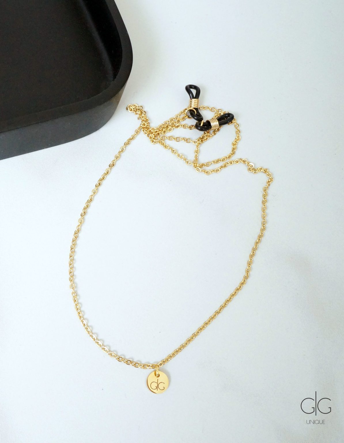 Minimal and trendy glasses chain