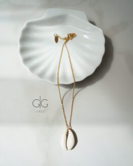 Gold color necklace with a large shell - GG UNIQUE
