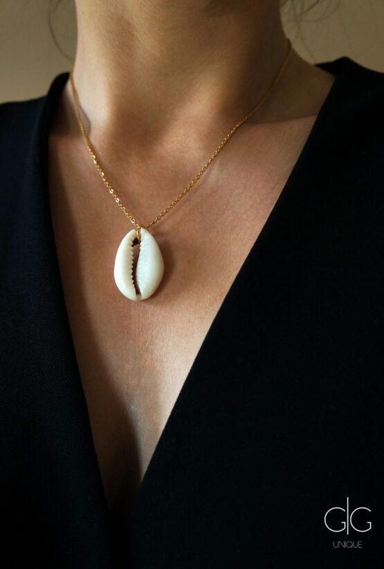 Gold color necklace with a large shell - GG UNIQUE