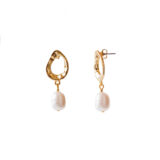 Massive trendy freshwater pearl earrings in gold - GG UNIQUE