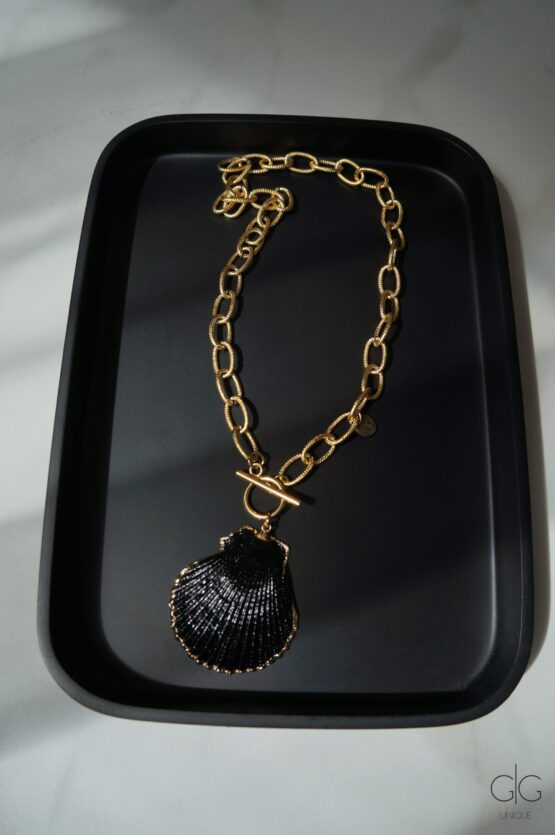 Natural massive shell necklace covered in a black and gold - GG UNIQUE