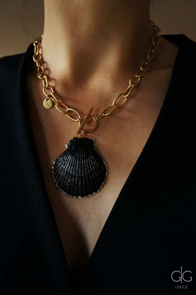 Natural massive shell necklace covered in a black and gold - GG UNIQUE