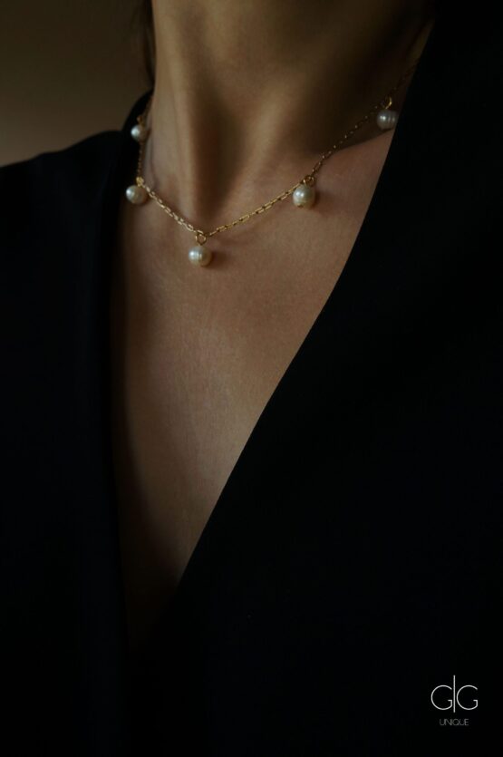 Minimal subtle gold necklace with freshwater pearls - GG UNIQUE