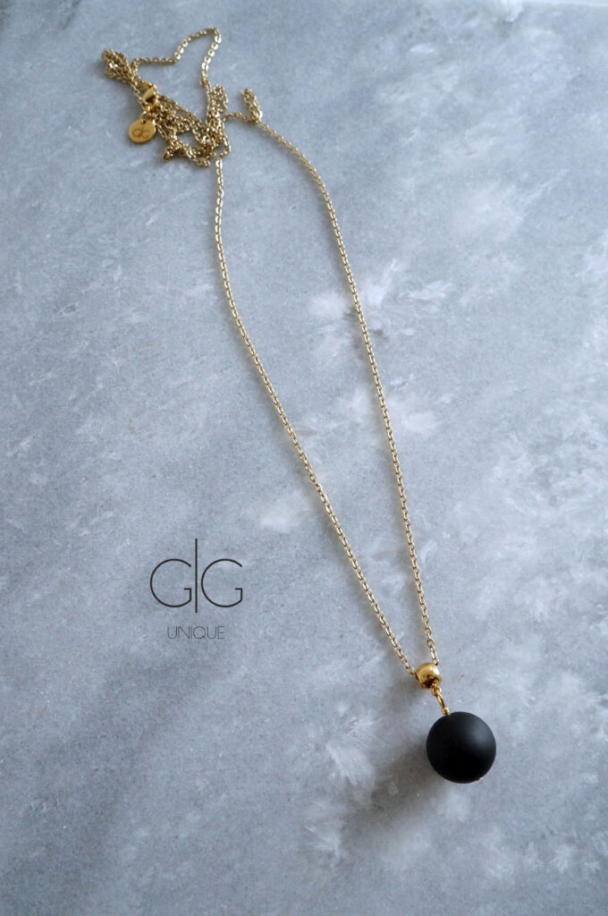 Minimal long necklace with a black onyx stone - GG UNIQUE