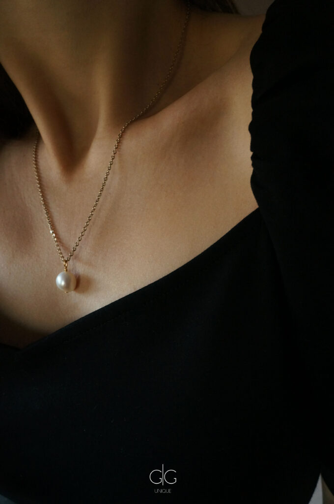 Minimal hanging pearl necklace in gold - GG UNIQUE