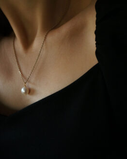 Minimal hanging pearl necklace in gold - GG UNIQUE
