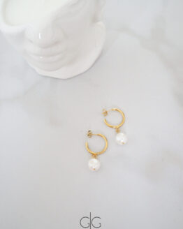 Round gold plated earrings with natural freshwater pearls