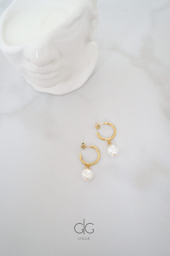 Round gold plated earrings with natural freshwater pearls