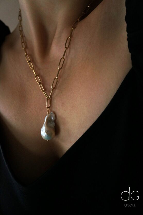 Išskirtinis didelio barokinio perlo papuošalas su auksu dengtomis detalėmis