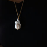 Exclusive long gold plated necklace with large baroque pearl