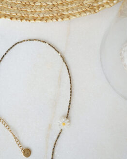 Delicate daisy shell necklace with hematite stones - GG UNIQUE