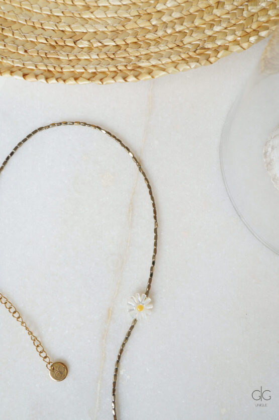 Delicate daisy shell necklace with hematite stones - GG UNIQUE