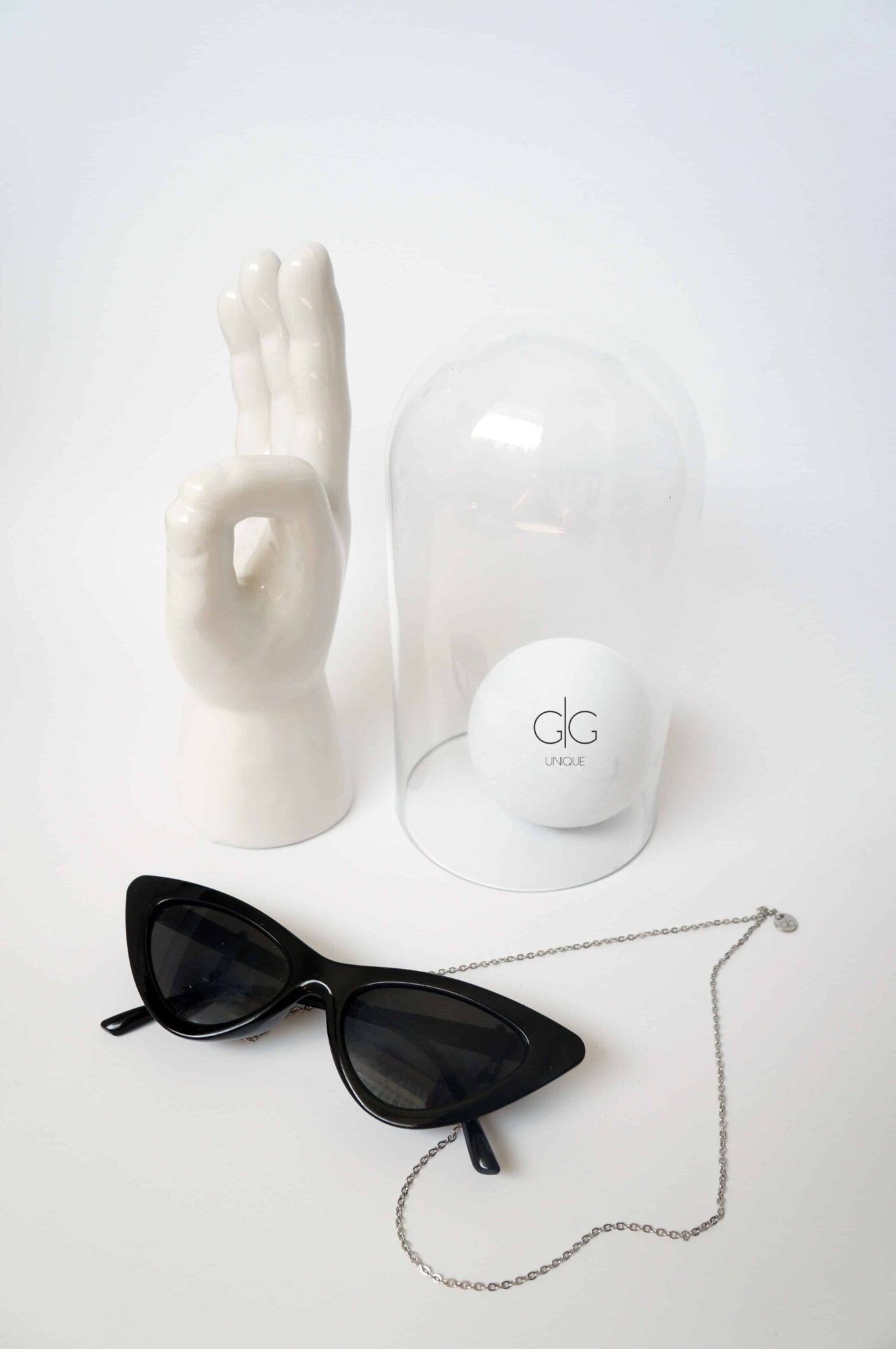 Minimal and trendy glasses chain