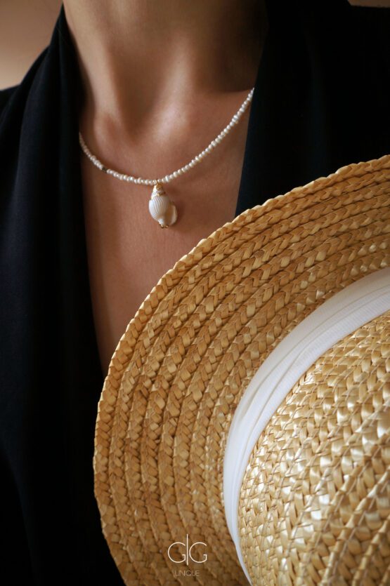 Delicate small pearl and seashell necklace - GG UNIQUE