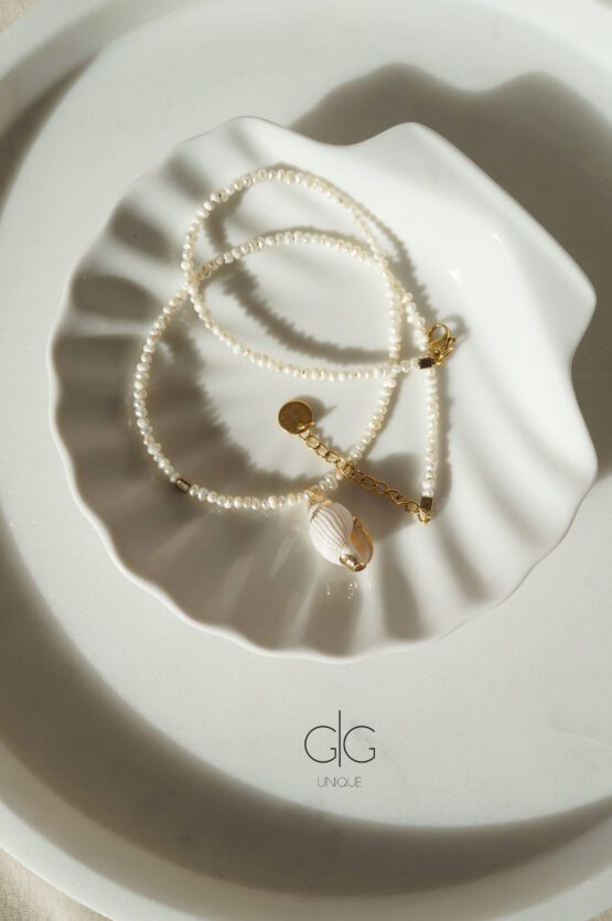 Delicate small pearl and seashell necklace - GG UNIQUE
