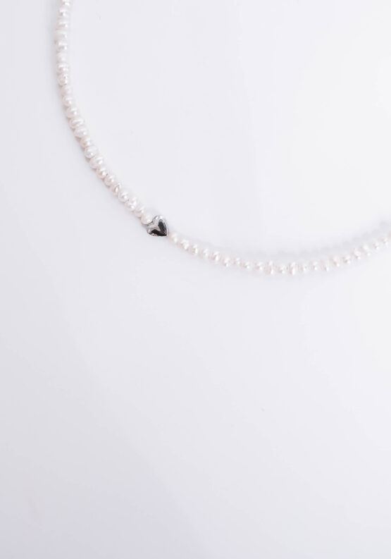 Small pearl necklace with a silver heart - GG Unique