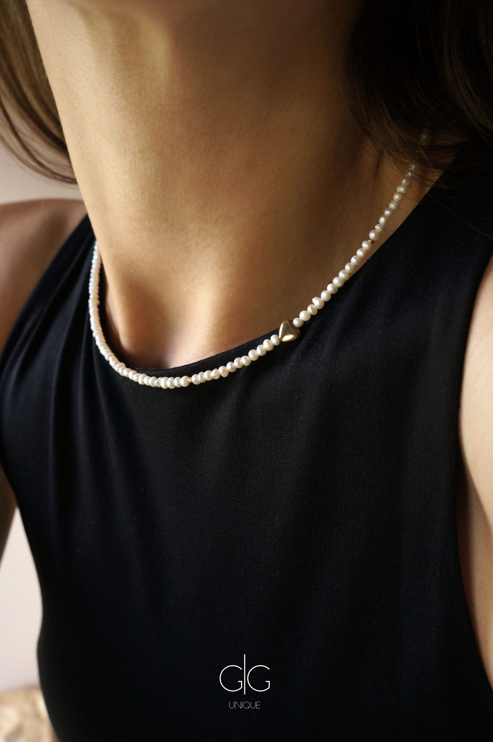 Smulkių perlų kaklo vėrinys su sidabro spalvos širdele