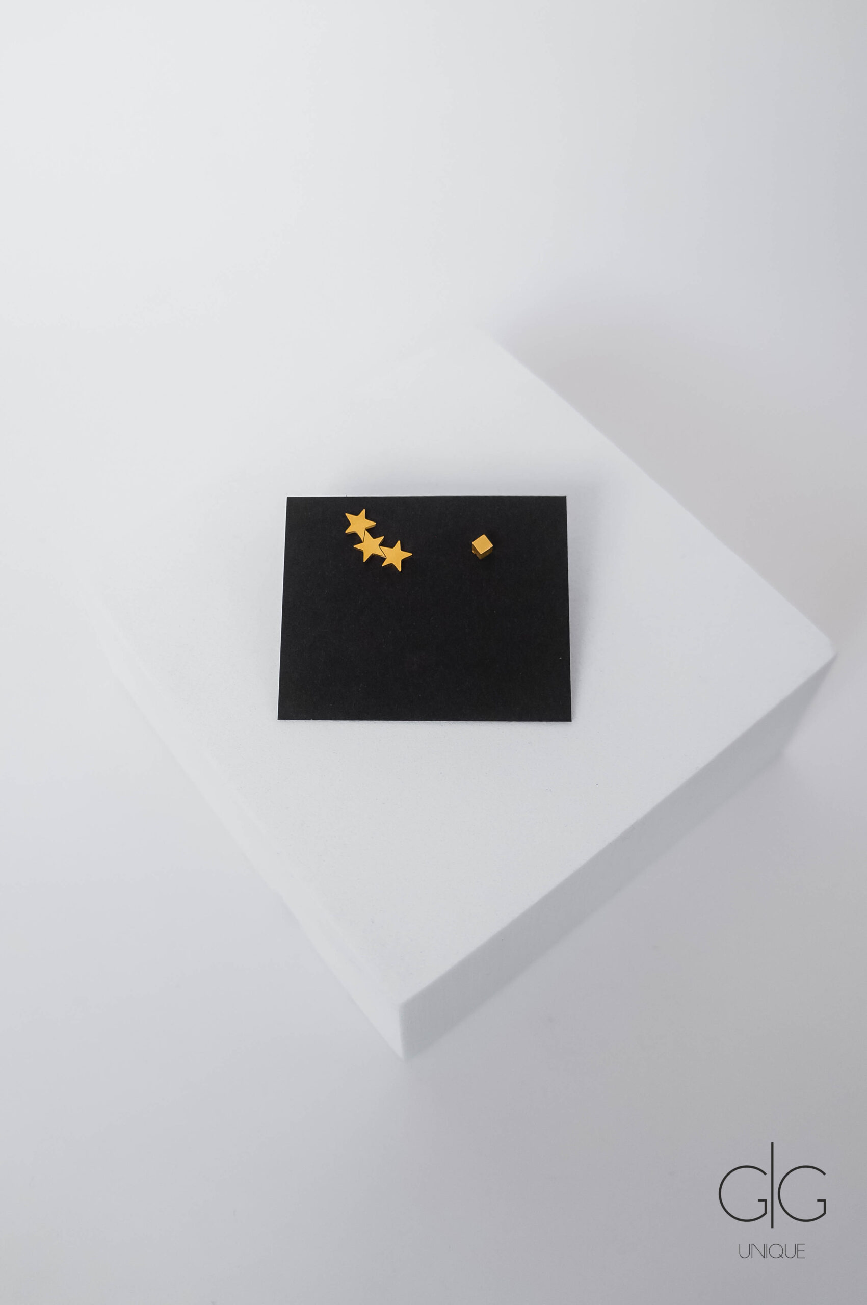 Minimal cube and star earrings in gold - GG UNIQUE