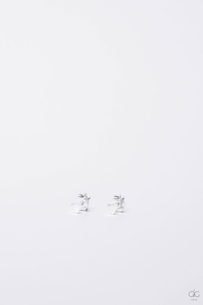 Minimal silver tiny triangle earrings - GG Unique