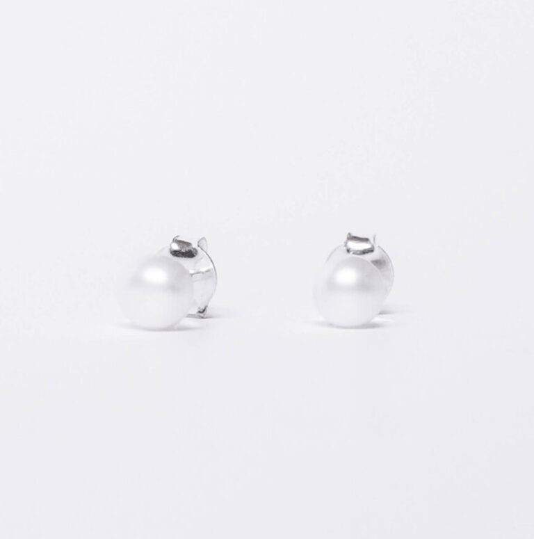 Minimal silver pearl earrings - GG Unique