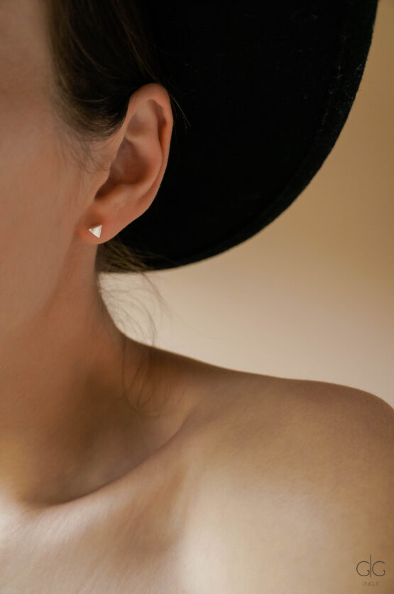 Minimal silver triangle earrings - GG Unique