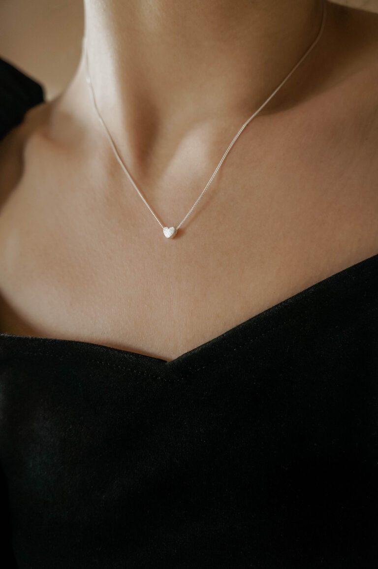 Minimal silver necklace with a heart - GG Unique