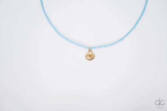 Blue necklace with gold shell - GG Unique