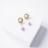 Exclusive round gold earrings with pearls - GG Unique
