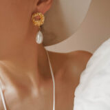 Exclusive round gold earrings with pearls - GG Unique