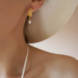 Exclusive gold earrings with small pearls - GG Unique
