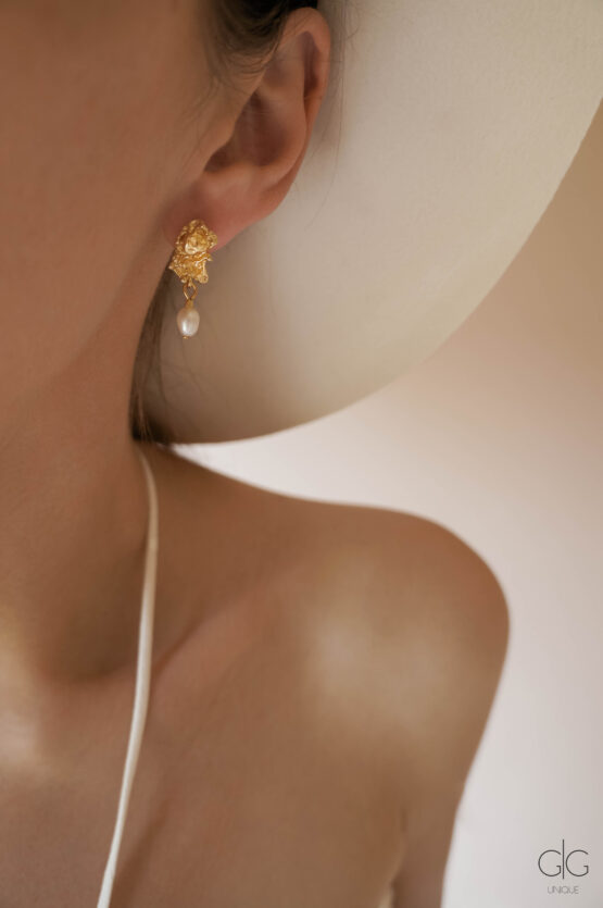 Exclusive gold earrings with small pearls - GG Unique