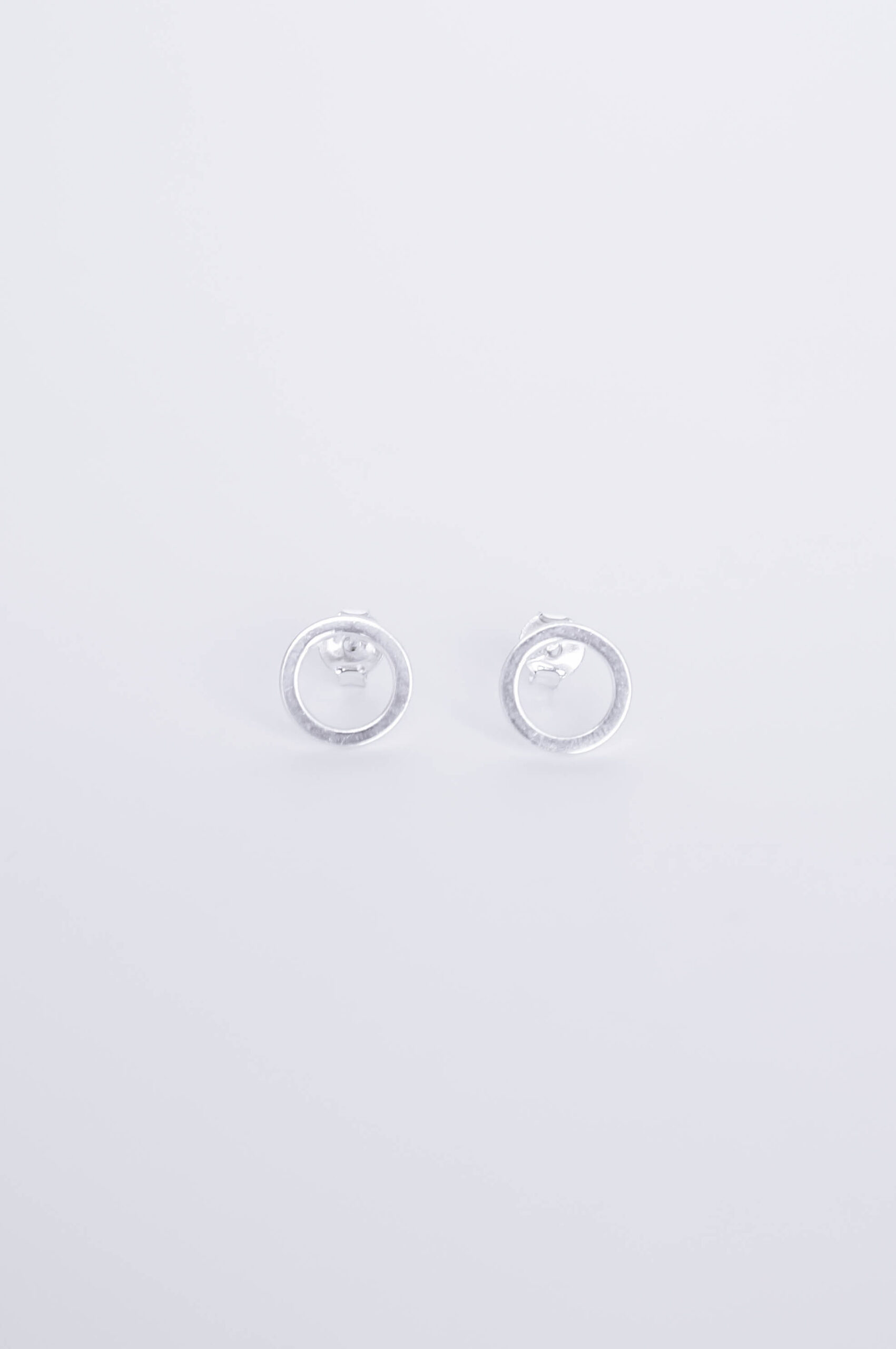 Minimal silver circle earrings - GG Unique